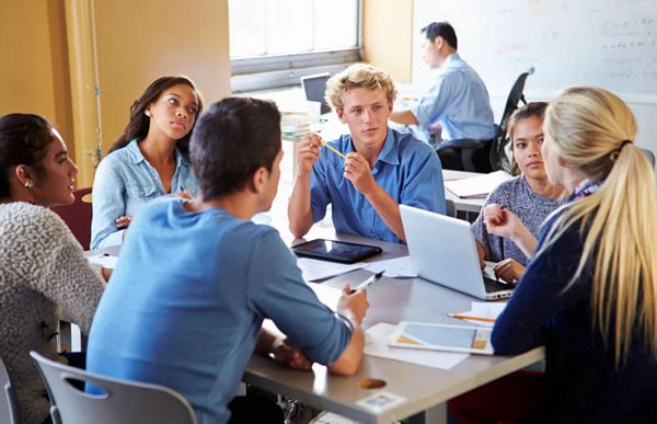 Tiếng Anh Giao Tiếp: Nền Tảng Cốt Lõi Để Học Tập, Làm Việc Và Hội Nhập Quốc Tế