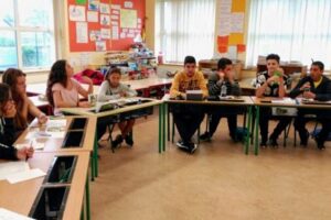 Tiếng Anh thiếu niên: Từ môn học bắt buộc đến lợi thế cạnh tranh toàn cầu Tiếng Anh thiếu niên: Từ môn học bắt buộc đến lợi thế cạnh tranh toàn cầu