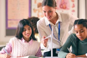 Cung cấp giáo viên nước ngoài cho trường song ngữ: Xu hướng tất yếu trong giáo dục hiện đại