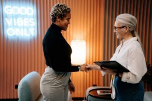 Những Rủi Ro Khi Thuê Giáo Viên Nước Ngoài Không Hợp Pháp: Cảnh Báo Quan Trọng Cho Trung Tâm Và Phụ Huynh