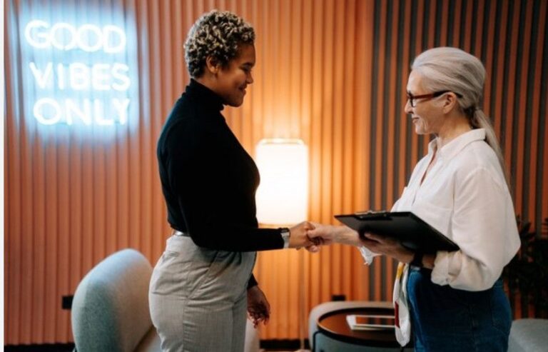 Những Rủi Ro Khi Thuê Giáo Viên Nước Ngoài Không Hợp Pháp: Cảnh Báo Quan Trọng Cho Trung Tâm Và Phụ Huynh