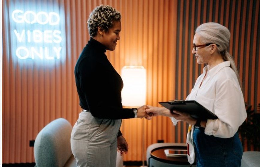 Những Rủi Ro Khi Thuê Giáo Viên Nước Ngoài Không Hợp Pháp: Cảnh Báo Quan Trọng Cho Trung Tâm Và Phụ Huynh