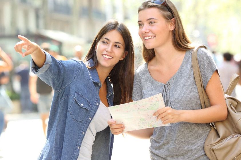 Giao tiếp tiếng Anh khi đi du lịch: Mẫu câu cần biết ở sân bay, khách sạn và nhà hàng