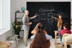 Dịch Vụ Giáo Viên Bản Ngữ Dạy Kèm Tại Nhà Có Tốt Không? Ưu Điểm, Chi Phí Và Kinh Nghiệm Lựa Chọn