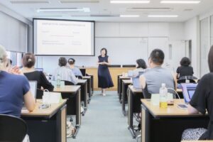 So Sánh Chi Phí Học Với Giáo Viên Nước Ngoài Và Trung Tâm Anh Ngữ: Lựa Chọn Nào Tiết Kiệm Và Hiệu Quả Hơn?