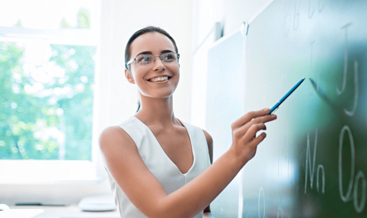 Cách Thuê Giáo Viên Nước Ngoài Tiết Kiệm Chi Phí: 8 Giải Pháp Tối Ưu Ngân Sách