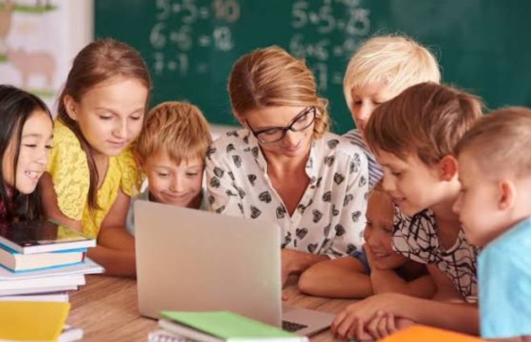 Chi phí cung cấp giáo viên nước ngoài hiện nay bao nhiêu? Bảng giá và những yếu tố quyết định